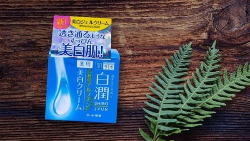 Mo hinh hoac hinh anh mo ta cach ket hop toner Hada Labo voi cac san pham duong da khac nhu serum kem duong de toi uu hieu qua